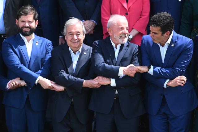 (251107) -- BELEM, Nov. 7, 2025 (Xinhua) -- Chilean President Gabriel Boric, United Nations Secretary-General Antonio Guterres, Brazilian President Luiz Inacio Lula da Silva, and Para State Governor Helder Barbalho (L to R) join hands during a family photo session at the Belem Climate Summit in Belem, Brazil, Nov. 7, 2025. (Photo by Lucio Tavora/Xinhua)