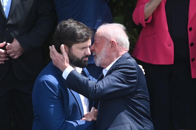 (251107) -- BELEM, Nov. 7, 2025 (Xinhua) -- Brazilian President Luiz Inacio Lula da Silva (R) greets Chilean President Gabriel Boric prior to a family photo during the Belem Climate Summit in Belem, Brazil, Nov. 7, 2025. (Photo by Lucio Tavora/Xinhua)