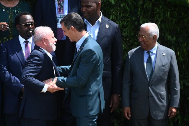 (251107) -- BELEM, Nov. 7, 2025 (Xinhua) -- Brazilian President Luiz Inacio Lula da Silva (L front) greets Spanish Prime Minister Pedro Sanchez (C front) prior to a family photo during the Belem Climate Summit in Belem, Brazil, Nov. 7, 2025. (Photo by Lucio Tavora/Xinhua)