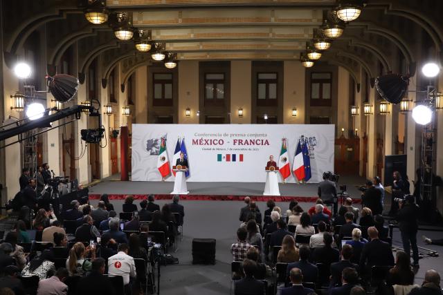 (251107) -- MEXICO CITY, Nov. 7, 2025 (Xinhua) -- Mexican President Claudia Sheinbaum (R) and visiting French President Emmanuel Macron attend a joint press conference at the National Palace in Mexico City, Mexico on Nov. 7, 2025. (Photo by Daniel Augusto/Xinhua)