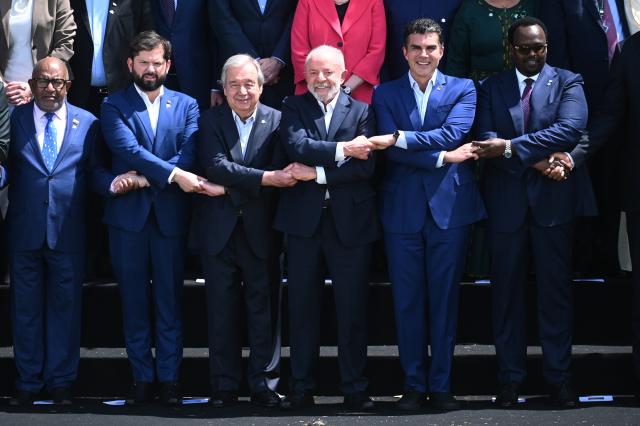 (251107) -- BELEM, Nov. 7, 2025 (Xinhua) -- Comorian President Azali Assoumani, Chilean President Gabriel Boric, United Nations Secretary-General Antonio Guterres, Brazilian President Luiz Inacio Lula da Silva, Para State Governor Helder Barbalho, and Somalia's Deputy Prime Minister Salah Jama (L to R) join hands during a family photo session at the Belem Climate Summit in Belem, Brazil, Nov. 7, 2025. (Photo by Lucio Tavora/Xinhua)
