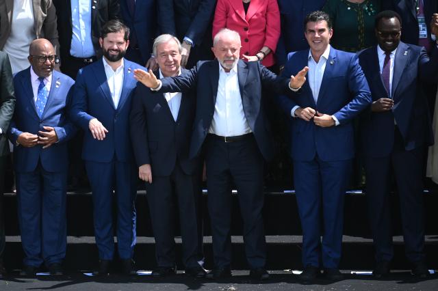 (251107) -- BELEM, Nov. 7, 2025 (Xinhua) -- Comorian President Azali Assoumani, Chilean President Gabriel Boric, United Nations Secretary-General Antonio Guterres, Brazilian President Luiz Inacio Lula da Silva, Para State Governor Helder Barbalho, and Somalia's Deputy Prime Minister Salah Jama (L to R) react during a family photo session at the Belem Climate Summit in Belem, Brazil, Nov. 7, 2025. (Photo by Lucio Tavora/Xinhua)