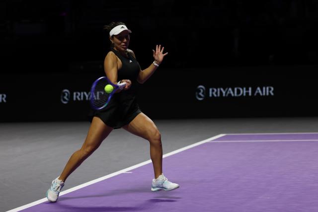(251108) -- RIYADH, Nov. 8, 2025 (Xinhua) -- Jessica Pegula hits a return during the semifinal between Elena Rybakina of Kazakhstan and Jessica Pegula of the United States at WTA Finals tennis tournament in Riyadh, Saudi Arabia, Nov. 7, 2025. (Xinhua/Wang Haizhou)