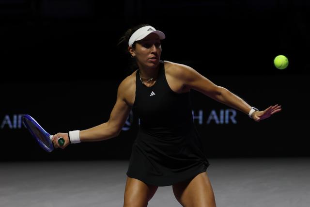 (251108) -- RIYADH, Nov. 8, 2025 (Xinhua) -- Jessica Pegula hits a return during the semifinal between Elena Rybakina of Kazakhstan and Jessica Pegula of the United States at WTA Finals tennis tournament in Riyadh, Saudi Arabia, Nov. 7, 2025. (Xinhua/Wang Haizhou)