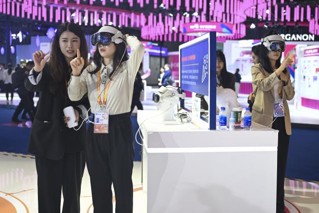 (251108) -- BEIJING, Nov. 8, 2025 (Xinhua) -- People visit the booth of Novartis, an eight-year attendee of the China International Import Expo (CIIE), during the eighth CIIE in east China's Shanghai, Nov. 7, 2025. The eighth CIIE, which opened in Shanghai on Wednesday and will last till Nov. 10, has attracted 4,108 overseas exhibitors from 155 countries, regions and international organizations.
  Among the participants, 170 enterprises and 27 institutions have maintained full attendance at the CIIE for eight consecutive years, reflecting China's firm commitment to high-level opening-up. (Xinhua/Chen Haoming)