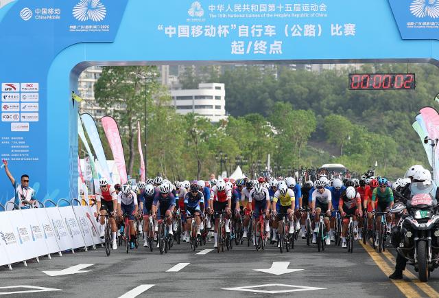 (251108) -- ZHUHAI, Nov. 8, 2025 (Xinhua) -- Athletes compete during the men's road race of cycling road at China's 15th National Games in Zhuhai, south China's Guangdong Province, Nov. 8, 2025. (Xinhua/Mao siqian)