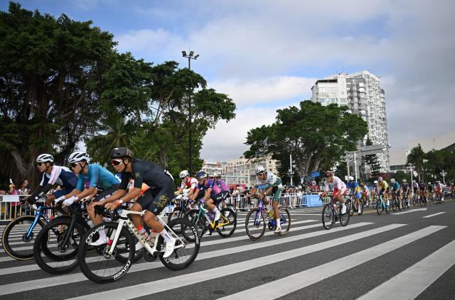 (251108) -- ZHUHAI, Nov. 8, 2025 (Xinhua) -- Athletes compete during the men's road race of cycling road at China's 15th National Games in Zhuhai, south China's Guangdong Province, Nov. 8, 2025. (Xinhua/Lian Zhen)