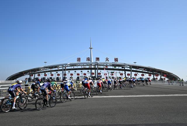 (251108) -- ZHUHAI, Nov. 8, 2025 (Xinhua) -- Cyclists compete during the men's road race of cycling road at China's 15th National Games in south China's Guangdong Province, Nov. 8, 2025. (Xinhua/Deng Hua)
