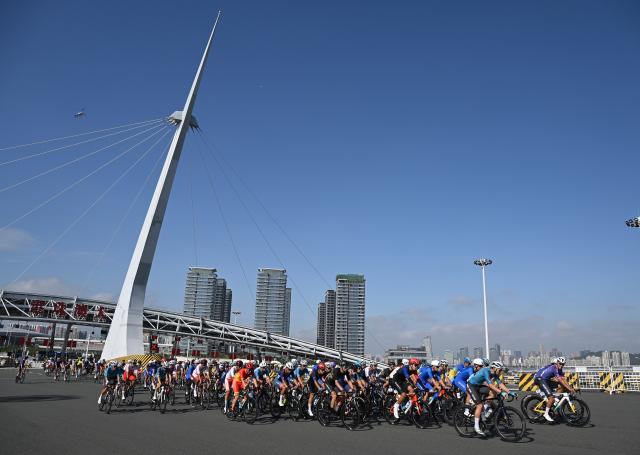 (251108) -- ZHUHAI, Nov. 8, 2025 (Xinhua) -- Cyclists compete across the Hong Kong-Zhuhai-Macao Bridge during the men's road race of cycling road at China's 15th National Games in south China's Guangdong Province, Nov. 8, 2025. (Xinhua/Lian Zhen)