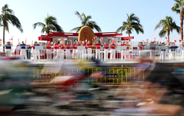 (251108) -- ZHUHAI, Nov. 8, 2025 (Xinhua) -- People cheer for athletes during the men's road race of cycling road at China's 15th National Games in south China's Guangdong Province, Nov. 8, 2025. (Xinhua/Mao siqian)