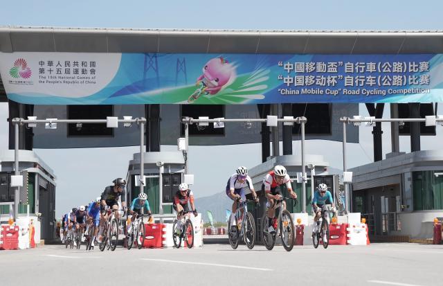 (251108) -- HONG KONG, Nov. 8, 2025 (Xinhua) -- Cyclists compete during the men's road race of cycling road at China's 15th National Games in Hong Kong, south China, Nov. 8, 2025. (Xinhua/Lui Sui Wai)