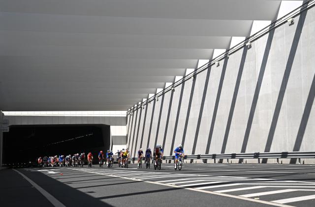 (251108) -- ZHUHAI, Nov. 8, 2025 (Xinhua) -- Cyclists compete during the men's road race of cycling road at China's 15th National Games in south China's Guangdong Province, Nov. 8, 2025. (Xinhua/Lian Zhen)