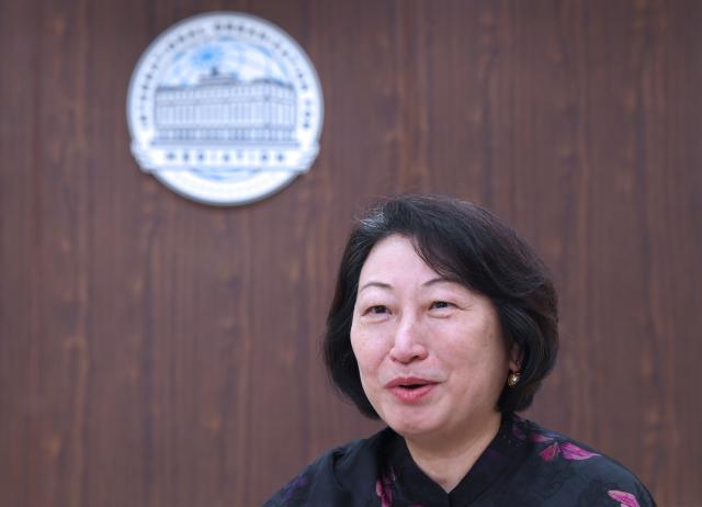 (251108) -- HONG KONG, Nov. 8, 2025 (Xinhua) -- Teresa Cheng, secretary-general of the International Organization for Mediation (IOMed), speaks during an exclusive interview with Xinhua in Hong Kong, south China, Oct. 24, 2025. TO GO WITH "Interview: IOMed's secretary-general eyes Hong Kong emerging as 'capital of mediation'" (Xinhua/Chen Duo)