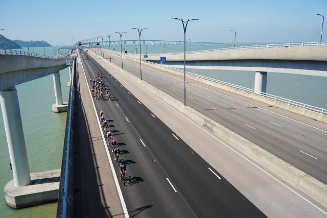 (251108) -- HONG KONG, Nov. 8, 2025 (Xinhua) -- Cyclists compete across the Hong Kong-Zhuhai-Macao Bridge during the men's road race of cycling road at China's 15th National Games in Hong Kong, south China, Nov. 8, 2025. (Xinhua/Zhu Wei)