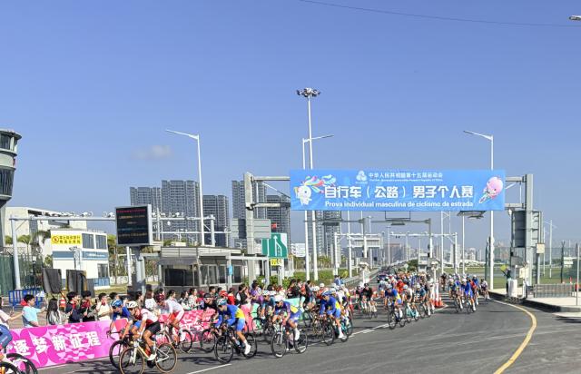 (251108) -- MACAO, Nov. 8, 2025 (Xinhua) -- Cyclists compete during the men's road race of cycling road at China's 15th National Games in Macao, south China, Nov. 8, 2025. (Photo by Song Xi/Xinhua)