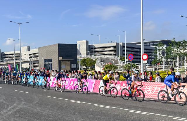 (251108) -- MACAO, Nov. 8, 2025 (Xinhua) -- Cyclists compete during the men's road race of cycling road at China's 15th National Games in Macao, south China, Nov. 8, 2025. (Photo by Song Xi/Xinhua)