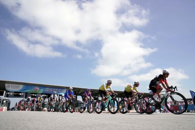 (251108) -- HONG KONG, Nov. 8, 2025 (Xinhua) -- Cyclists compete during the men's road race of cycling road at China's 15th National Games in Hong Kong, south China, Nov. 8, 2025. (Xinhua/Lui Sui Wai)