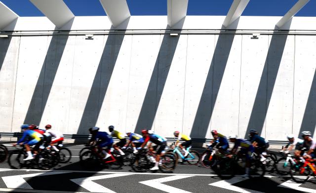 (251108) -- ZHUHAI, Nov. 8, 2025 (Xinhua) -- Cyclists compete during the men's road race of cycling road at China's 15th National Games in south China's Guangdong Province, Nov. 8, 2025. (Xinhua/Mao siqian)