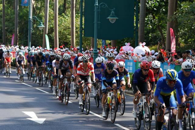 (251108) -- HONG KONG, Nov. 8, 2025 (Xinhua) -- Cyclists compete during the men's road race of cycling road at China's 15th National Games in Hong Kong, south China, Nov. 8, 2025. (Photo by Wang Shen/Xinhua)