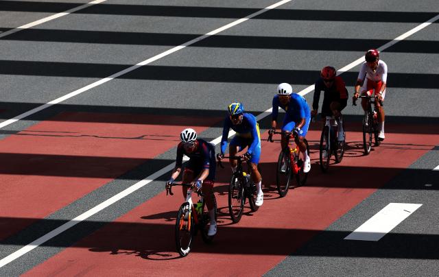 (251108) -- ZHUHAI, Nov. 8, 2025 (Xinhua) -- Cyclists compete during the men's road race of cycling road at China's 15th National Games in south China's Guangdong Province, Nov. 8, 2025. (Xinhua/Liang Xu)
