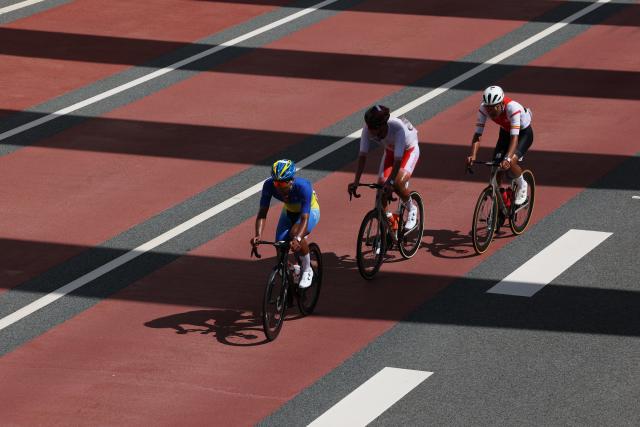 (251108) -- ZHUHAI, Nov. 8, 2025 (Xinhua) -- Cyclists compete during the men's road race of cycling road at China's 15th National Games in south China's Guangdong Province, Nov. 8, 2025. (Xinhua/Liang Xu)