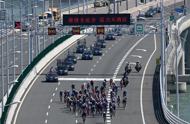 (251108) -- ZHUHAI, Nov. 8, 2025 (Xinhua) -- Cyclists compete during the men's road race of cycling road at China's 15th National Games in south China's Guangdong Province, Nov. 8, 2025. (Xinhua/Lian Zhen)