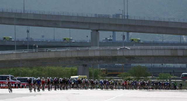 (251108) -- HONG KONG, Nov. 8, 2025 (Xinhua) -- Cyclists compete during the men's road race of cycling road at China's 15th National Games in Hong Kong, south China, Nov. 8, 2025. (Xinhua/Lui Sui Wai)