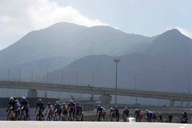 (251108) -- HONG KONG, Nov. 8, 2025 (Xinhua) -- Cyclists compete during the men's road race of cycling road at China's 15th National Games in Hong Kong, south China, Nov. 8, 2025. (Xinhua/Lui Sui Wai)