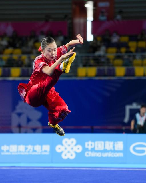 (251108) -- GUANGZHOU, Nov. 8, 2025 (Xinhua) -- Sun Yiran of Liaoning competes during the Changquan competition of women's Changquan-Jianshu-Qiangshu of Wushu Taolu event at China's 15th National Games in Guangzhou, south China's Guangdong Province, Nov. 8, 2025. (Xinhua/Jigme Dorji)