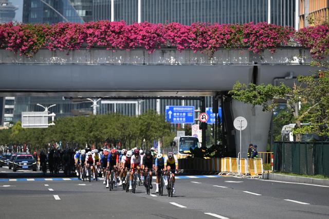 (251108) -- ZHUHAI, Nov. 8, 2025 (Xinhua) -- Cyclists compete during the men's road race of cycling road at China's 15th National Games in south China's Guangdong Province, Nov. 8, 2025. (Xinhua/Lian Zhen)