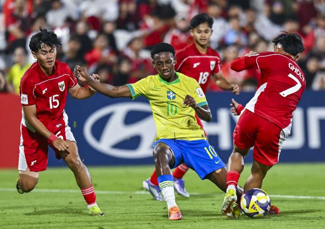 (251108) -- DOHA, Nov. 8, 2025 (Xinhua) -- Gabriel Mec (C) of Brazil vies with Ilham Romadhona (1st L) of Indonesia during the group H match between Brazil and Indonesia of FIFA U17 World cup Qatar 2025 in Doha, Qatar, on Nov. 7, 2025. (Photo by Nikku/Xinhua)