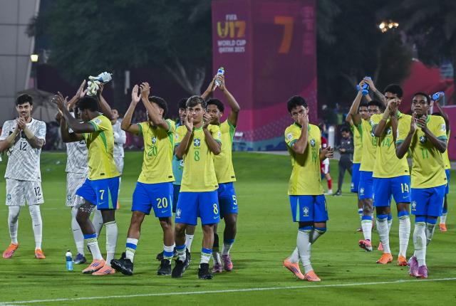 (251108) -- DOHA, Nov. 8, 2025 (Xinhua) -- Players of Brazil celebrate victory after the group H match between Brazil and Indonesia of FIFA U17 World cup Qatar 2025 in Doha, Qatar, on Nov. 7, 2025. (Photo by Nikku/Xinhua)