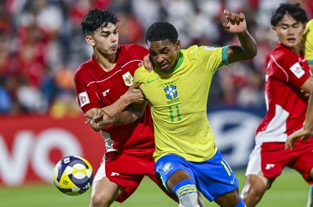 (251108) -- DOHA, Nov. 8, 2025 (Xinhua) -- Kayke (front R) of Brazil vies with Mathew Baker (front L) of Indonesia during the group H match between Brazil and Indonesia of FIFA U17 World cup Qatar 2025 in Doha, Qatar, on Nov. 7, 2025. (Photo by Nikku/Xinhua)