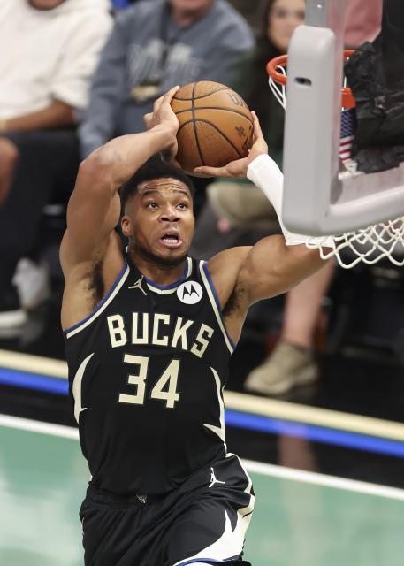 (251108) -- MILWAUKEE, Nov. 8, 2025 (Xinhua) -- Milwaukee Bucks' Giannis Antetokounmpo dunks during the 2025-2026 NBA regular season game between Milwaukee Bucks and Chicago Bulls in Milwaukee, the United States, on Nov. 7, 2025. (Photo by Joel Lerner/Xinhua)