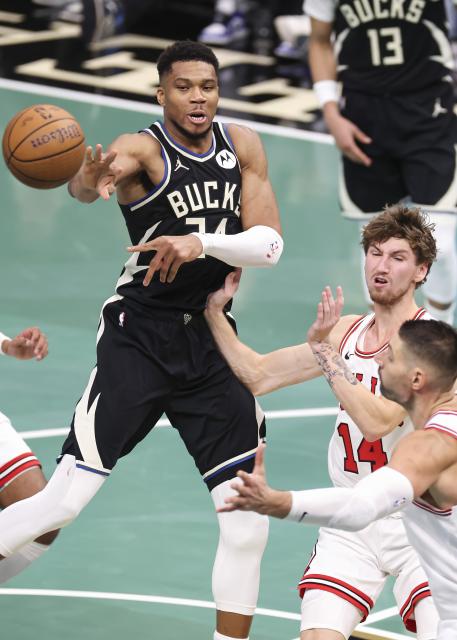 (251108) -- MILWAUKEE, Nov. 8, 2025 (Xinhua) -- Milwaukee Bucks' Giannis Antetokounmpo (L) passes the ball during the 2025-2026 NBA regular season game between Milwaukee Bucks and Chicago Bulls in Milwaukee, the United States, on Nov. 7, 2025. (Photo by Joel Lerner/Xinhua)