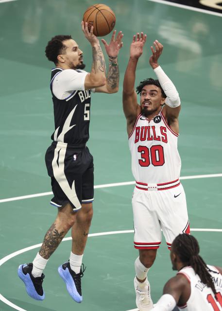 (251108) -- MILWAUKEE, Nov. 8, 2025 (Xinhua) -- Milwaukee Bucks' Cole Anthony (L) shoots during the 2025-2026 NBA regular season game between Milwaukee Bucks and Chicago Bulls in Milwaukee, the United States, on Nov. 7, 2025. (Photo by Joel Lerner/Xinhua)