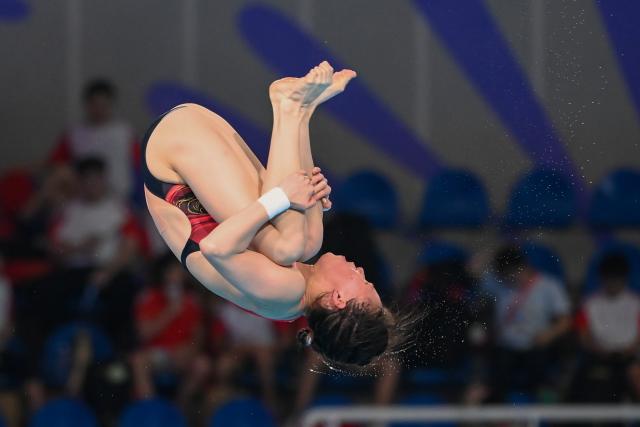 (251108) -- GUANGZHOU, Nov. 8, 2025 (Xinhua) -- Chen Yuxi of Shanghai competes during the women's 10m platform semifinal of diving at China's 15th National Games in Guangzhou, south China's Guangdong Province, Nov. 8, 2025. (Xinhua/Tang Yi)