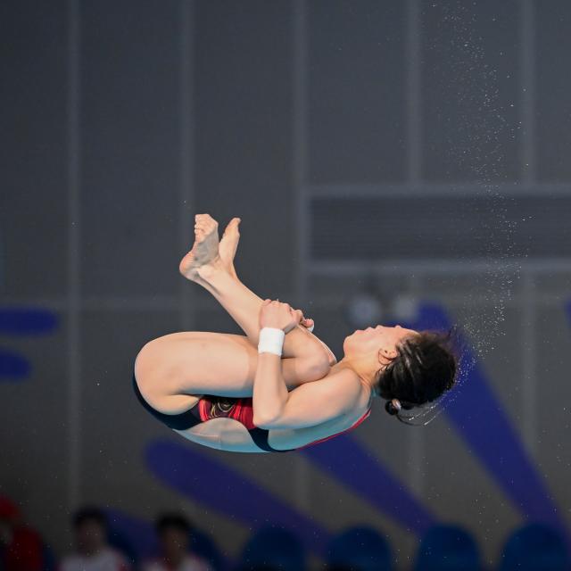 (251108) -- GUANGZHOU, Nov. 8, 2025 (Xinhua) -- Chen Yuxi of Shanghai competes during the women's 10m platform semifinal of diving at China's 15th National Games in Guangzhou, south China's Guangdong Province, Nov. 8, 2025. (Xinhua/Tang Yi)