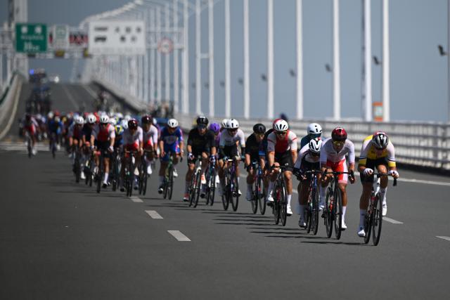 (251108) -- ZHUHAI, Nov. 8, 2025 (Xinhua) -- Cyclists compete during the men's road race of cycling road at China's 15th National Games in south China's Guangdong Province, Nov. 8, 2025. (Xinhua/Deng Hua)