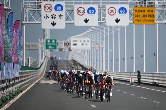 (251108) -- ZHUHAI, Nov. 8, 2025 (Xinhua) -- Cyclists compete during the men's road race of cycling road at China's 15th National Games in south China's Guangdong Province, Nov. 8, 2025. (Xinhua/Deng Hua)
