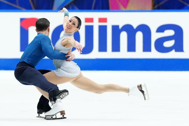 (251108) -- OSAKA, Nov. 8, 2025 (Xinhua) -- Charlene Guignard/Marco Fabbri (L) of Italy perform during the ice dance free dance at ISU Figure Skating Grand Prix 2025 in Osaka, Japan, Nov. 8, 2025. (Xinhua/Jia Haocheng)