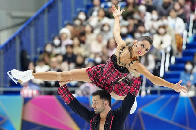 (251108) -- OSAKA, Nov. 8, 2025 (Xinhua) -- Lilah Fear/Lewis Gibson (bottom) of Britain perform during the ice dance free dance at ISU Figure Skating Grand Prix 2025 in Osaka, Japan, Nov. 8, 2025. (Xinhua/Jia Haocheng)