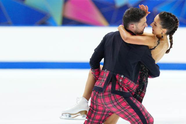 (251108) -- OSAKA, Nov. 8, 2025 (Xinhua) -- Lilah Fear/Lewis Gibson (front) of Britain perform during the ice dance free dance at ISU Figure Skating Grand Prix 2025 in Osaka, Japan, Nov. 8, 2025. (Xinhua/Jia Haocheng)