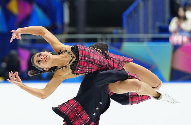 (251108) -- OSAKA, Nov. 8, 2025 (Xinhua) -- Lilah Fear/Lewis Gibson (bottom) of Britain perform during the ice dance free dance at ISU Figure Skating Grand Prix 2025 in Osaka, Japan, Nov. 8, 2025. (Xinhua/Jia Haocheng)