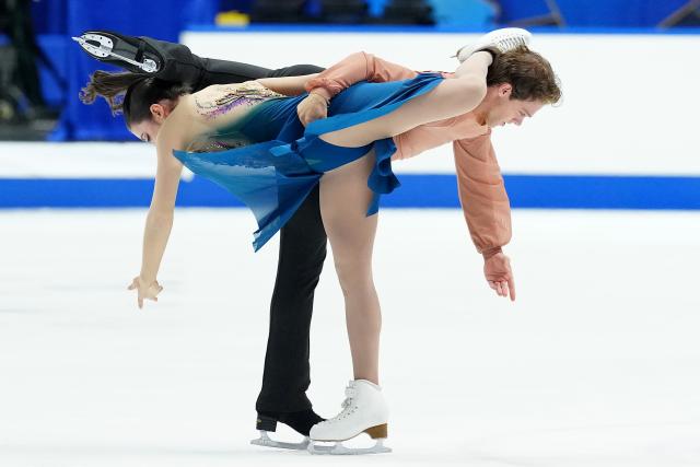 (251108) -- OSAKA, Nov. 8, 2025 (Xinhua) -- Caroline Green/Michael Parsons (R) of the United States perform during the ice dance free dance at ISU Figure Skating Grand Prix 2025 in Osaka, Japan, Nov. 8, 2025. (Xinhua/Jia Haocheng)