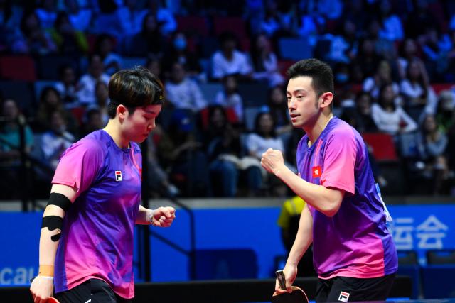 (251108) -- MACAO, Nov. 8, 2025 (Xinhua) -- Wong Chun Ting (R)/Doo Hoi Kem celebrate scoring during the table tennis mixed doubles round of 16 match between Wong Chun Ting/Doo Hoi Kem of Hong Kong and Zhou Yu/Zang Xiaotong of Hebei at China's 15th National Games in Macao, south China, Nov. 8, 2025. (Xinhua/Cheong Kam Ka)