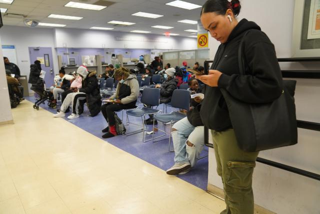 (251108) -- NEW YORK, Nov. 8, 2025 (Xinhua) -- People wait at a job center of the New York City Department of Social Services in New York, the United States, on Nov. 7, 2025. Due to U.S. federal government shutdown, scheduled release of non-farm payroll data for October was delayed again.
  On Thursday, consulting firm Challenger, Gray & Christmas reported that U.S. employers announced 153,074 job cuts in October, the highest total for that month since 2003. (Xinhua/Zhang Fengguo)