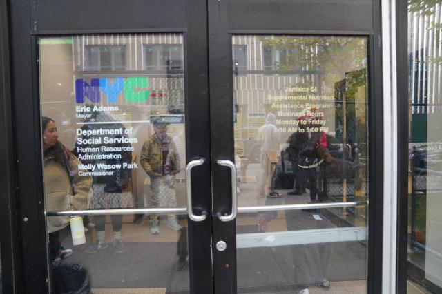 (251108) -- NEW YORK, Nov. 8, 2025 (Xinhua) -- People wait at a job center of the New York City Department of Social Services in New York, the United States, on Nov. 7, 2025. Due to U.S. federal government shutdown, scheduled release of non-farm payroll data for October was delayed again.
  On Thursday, consulting firm Challenger, Gray & Christmas reported that U.S. employers announced 153,074 job cuts in October, the highest total for that month since 2003. (Xinhua/Zhang Fengguo)