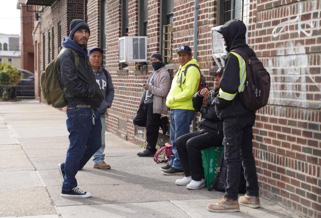 (251108) -- NEW YORK, Nov. 8, 2025 (Xinhua) -- Day laborers wait for employers on a street in New York, the United States, on Nov. 7, 2025. Due to U.S. federal government shutdown, scheduled release of non-farm payroll data for October was delayed again.
  On Thursday, consulting firm Challenger, Gray & Christmas reported that U.S. employers announced 153,074 job cuts in October, the highest total for that month since 2003. (Xinhua/Zhang Fengguo)