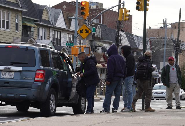 (251108) -- NEW YORK, Nov. 8, 2025 (Xinhua) -- A day laborer communicates with a potential employer on a street in New York, the United States, on Nov. 7, 2025. Due to U.S. federal government shutdown, scheduled release of non-farm payroll data for October was delayed again.
  On Thursday, consulting firm Challenger, Gray & Christmas reported that U.S. employers announced 153,074 job cuts in October, the highest total for that month since 2003. (Xinhua/Zhang Fengguo)
